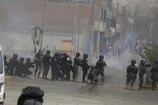 Archivo - Efectivos de la Policía peruana durante una manifestación contra el Gobierno de Dina Boluarte