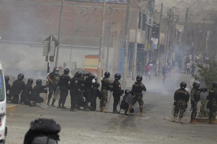 Archivo - 04 de abril de 2022, Peru, Lima: Manifestantes da greve dos transportes entram em confronto com a polícia no quilômetro 22 da rodovia central no distrito de Ate, em Lima, durante um protesto contra os altos preços dos combustíveis. Foto: Gian Ma