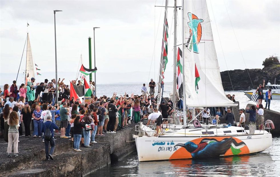 Embarcación de la Flotilla de la Libertad sale del puerto de Catania, Italia, para poner rumbo a Gaza