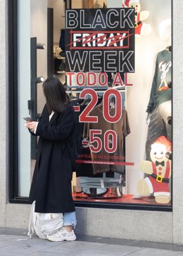 Archivo - Un escaparate avisando de descuentos durante el 'Black Friday'