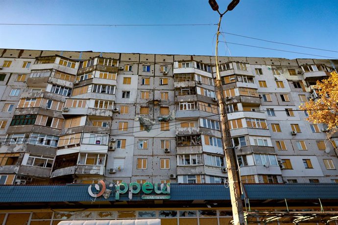 Archivo - Arquivo - 7 de novembro de 2024, Kherson, Ucrânia: KHERSON, UCRÂNIA - 7 DE NOVEMBRO DE 2024 - As janelas de um prédio de apartamentos destruídas por um bombardeio russo são fechadas com tábuas, em Kherson, no sul da Ucrânia.