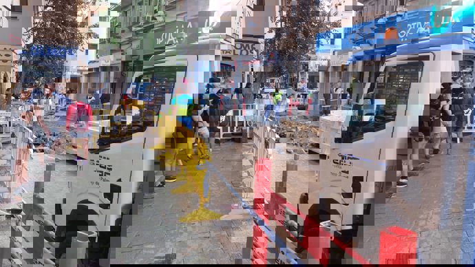 Una tubería rota inunda la calle Oms