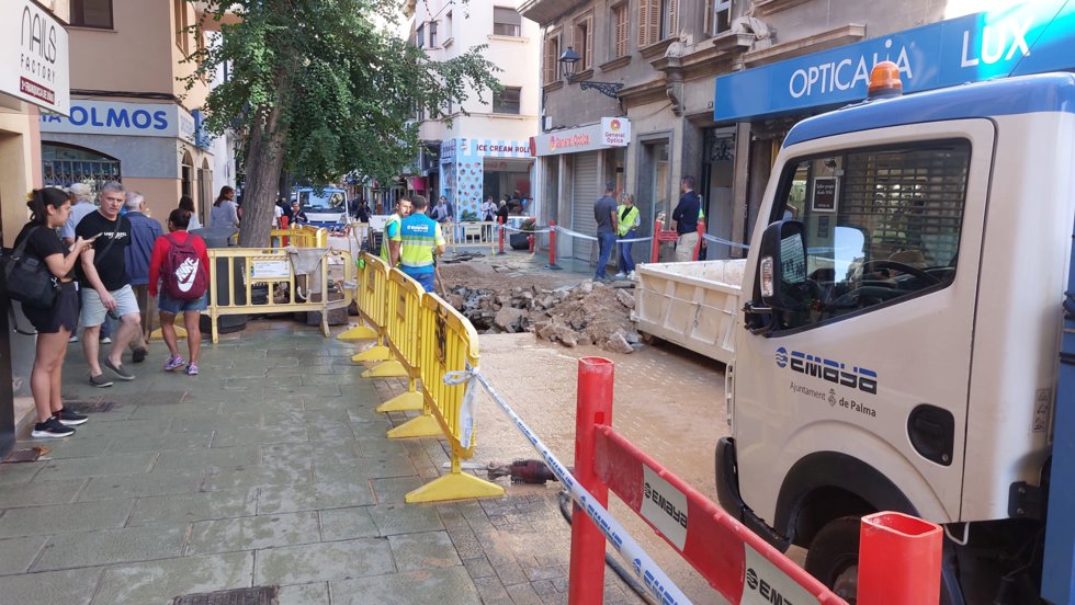 Una tubería rota inunda la calle Oms