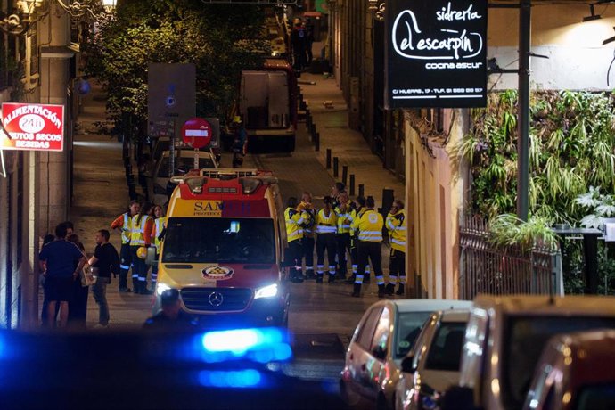 La ambulancia del SAMUR, y el equipo de emergencias en las inmediaciones dónde se ha derrumbado un edificio en obras, en la zona de Ópera, a 7 de octubre de 2025, en Madrid (España).