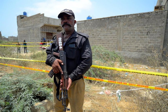 Archivo - KARACHI, May 8, 2025  -- A policeman stands guard near an Indian drone strike site in Karachi, Pakistan on May 8, 2025. At least one civilian was killed and five others, including four military personnel, were injured in a series of drone strike