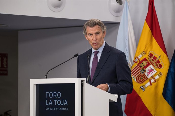 O Presidente do Partido Popular, Alberto Núñez Feijóo, discursa durante o segundo dia do "Foro de La Toja - Vínculo Atlántico" 2025, no Eurostars Gran Hotel La Toja, em 3 de outubro de 2025, na Illa de la Toja, Pontevedra, Galícia (Espanha).