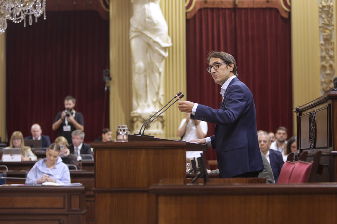 El portavoz del PSIB en el Parlament, Iago Negueruela, durante la segunda jornada del Debate de Política General, en el Parlament balear, a 8 de octubre de 2025, en Palma de Mallorca, Mallorca, Baleares (España).
