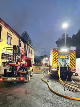 Dotaciones de bomberos del Sepeis de León intervienen en un incendio en Saludes de Castroponce.