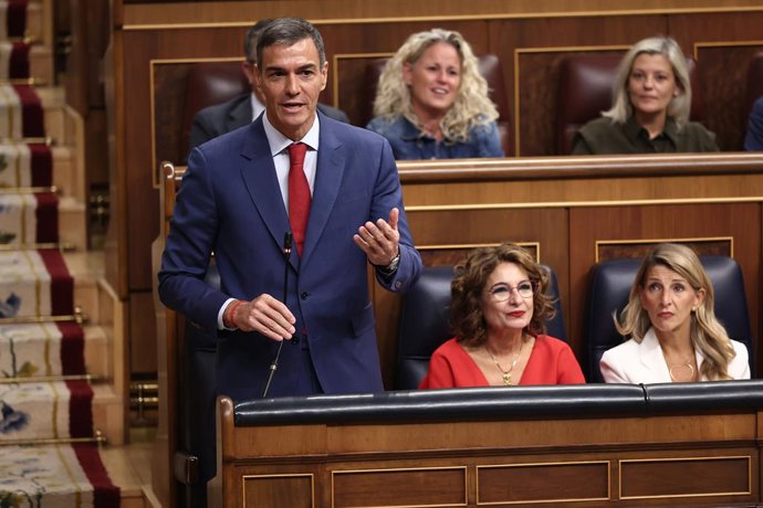 O Presidente do Governo, Pedro Sánchez, durante uma sessão de Control al Gobierno, no Congresso dos Deputados, em 7 de outubro de 2025, em Madri (Espanha). A sessão plenária do Congresso vota hoje sobre o embargo de armas a Israel, depois de ter sido deba