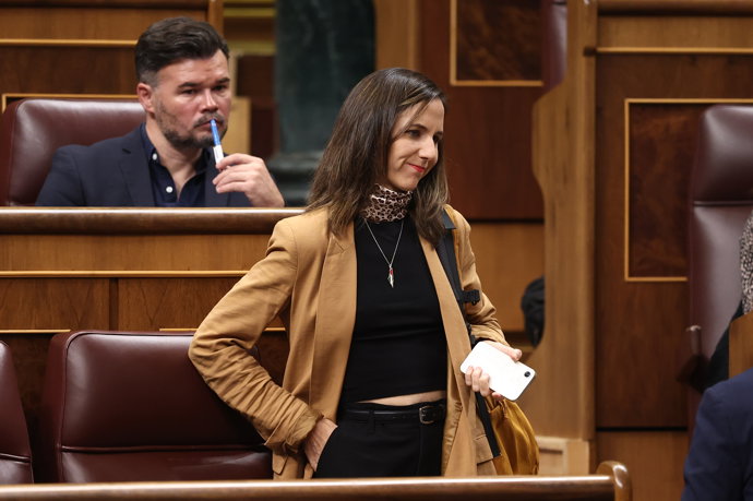 El portavoz de ERC en el Congreso, Gabriel Rufián, y la secretaria general de Podemos, Ioone Belarea, durante una sesión de Control al Gobierno, en el Congreso de los Diputados, a 7 de octubre de 2025, en Madrid (España).