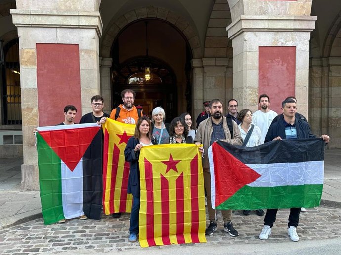 La CUP arropa a la presidenta de su grupo parlamentario, Pilar Castillejo, a su llegada al Parlament