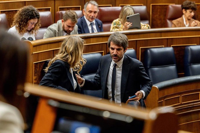 (I-D) La vicepresidenta segunda del Gobierno y ministra de Trabajo y Economía Social, Yolanda Díaz; el ministro de Cultura, Ernest Urtasun, durante una sesión plenaria, en el Congreso de los Diputados, a 7 de octubre de 2025, en Madrid (España). El Pleno 