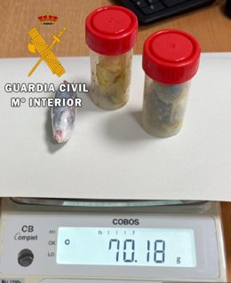 Droga localizada a uno de los detenidos.