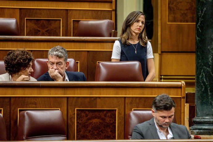 A porta-voz do Podemos no Congresso, Ione Belarra, durante uma sessão plenária no Congresso dos Deputados, em 7 de outubro de 2025, em Madri (Espanha). A Sessão Plenária do Congresso debate e vota hoje a Iniciativa Legislativa Popular (ILP) promovida para