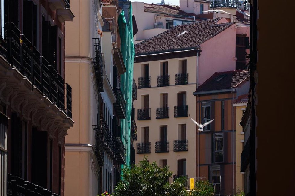 Fachada del edificio que se ha derrumbado, en la zona de Ópera, a 7 de octubre de 2025, en Madrid (España). T
