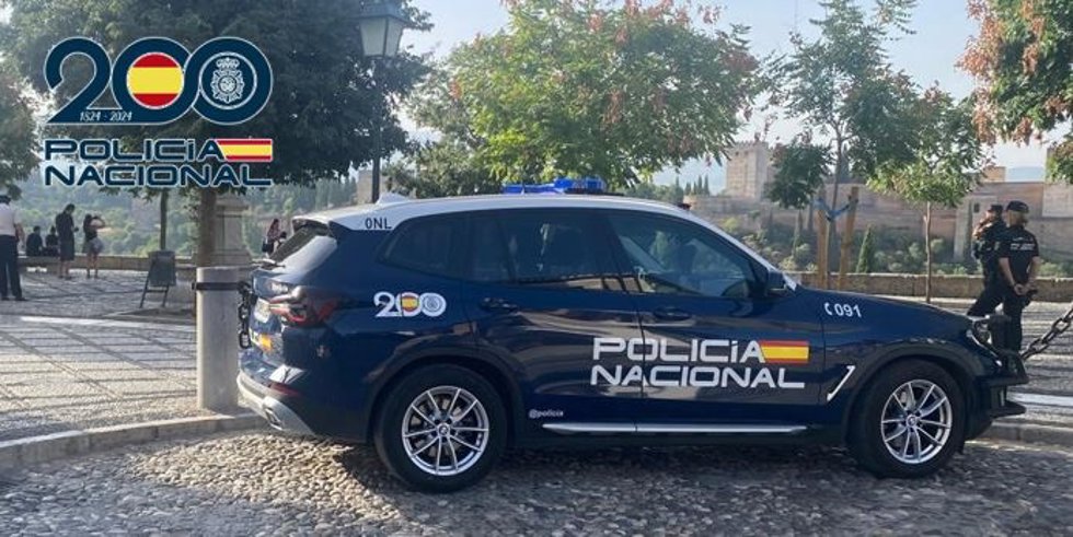 Coche patrulla de la Policía Nacional en el Mirador de San Nicolás
