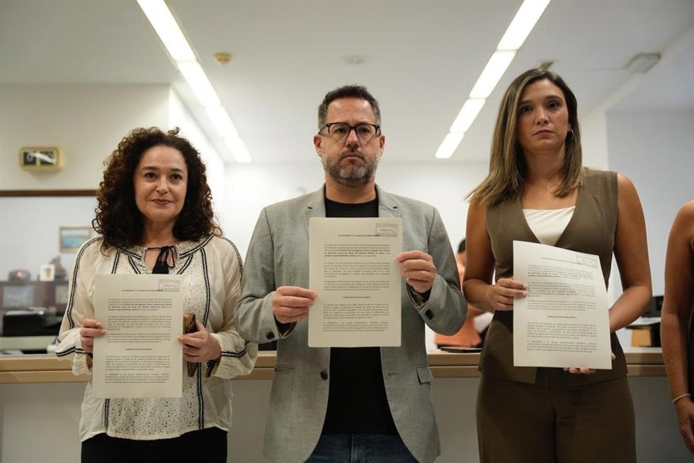 Los portavoces de los grupos de Por Andalucía, Inma Nieto; Adelante, José Ignacio García, y del PSOE-A, María Márquez, registran una solicitud de comisión de investigación en el Parlamento andaluz por los cribados de cáncer de mama.