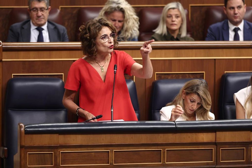 La vicepresidenta primera y ministra de Hacienda, María Jesús Montero, interviene durante una sesión de Control al Gobierno, en el Congreso de los Diputados, a 7 de octubre de 2025, en Madrid (España). El pleno del Congreso vota hoy el embargo de armas