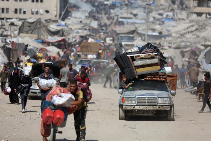 GAZA, 8 de outubro de 2025 -- Esta foto tirada na estrada Rashid, a estrada costeira a oeste da Cidade de Gaza, mostra palestinos do norte da Faixa de Gaza fugindo para o sul em meio à operação militar israelense em larga escala na Cidade de Gaza, em 18 d
