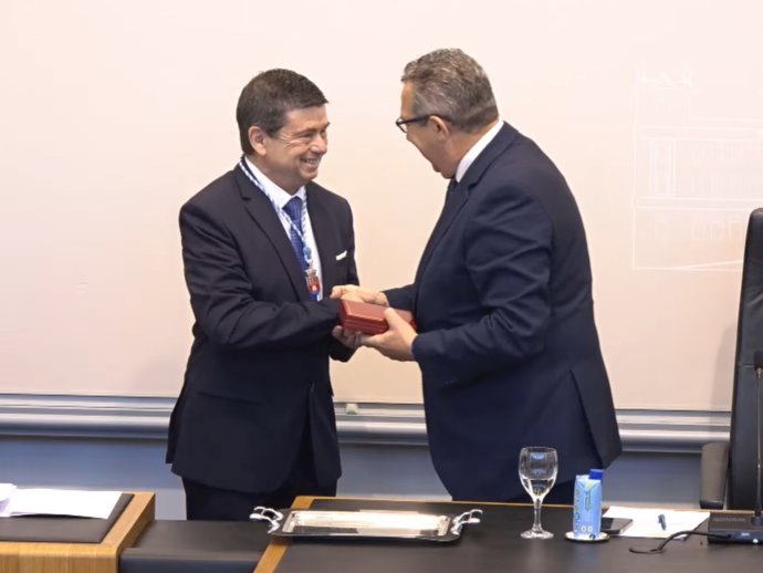 El nuevo diputado provincial del PP en la Diputación de Alicante y alcalde de Benijófar, Luis Rodríguez (i), junto al presidente de la institución provincial y primer edil de Benidorm, Toni Pérez (d)