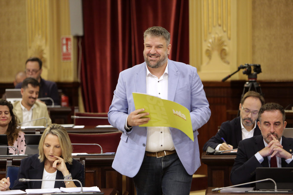 El coordinador de MÉS per Mallorca y candidato a la presidencia del Govern, Lluís Apesteguia, durante la segunda jornada del Debate de Política General, en el Parlament balear, a 8 de octubre de 2025, en Palma de Mallorca, Mallorca, Baleares (España).