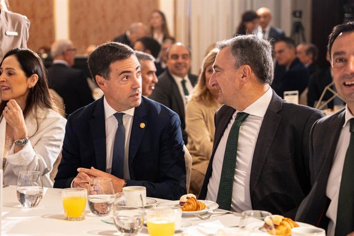 El Lehendakari del Gobierno Vasco, Imanol Pradales (i), y el presidente del PNV, Aitor Esteban (d), durante un desayuno informativo de Fórum Europa, a 8 de octubre de 2025 en Madrid (España).
