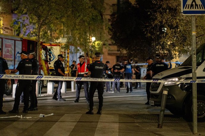 Policiais trabalham nas proximidades do desabamento de um edifício em construção na área de Ópera, em 7 de outubro de 2025, em Madri, Espanha. Três pessoas ficaram feridas no desabamento parcial de um edifício em construção na área de Ópera, na Espanha.