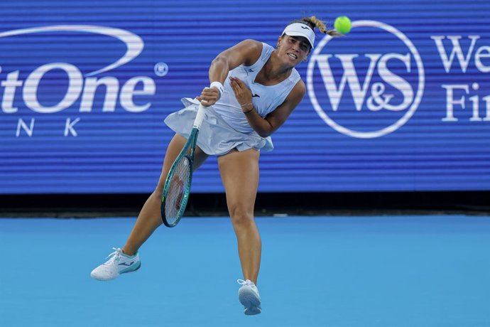 Archivo - 13 August 2025, US, Mason: Spanish tennis player Jessica Bouzas Maneiro plays a forehand return against Belarus' Aryna Sabalenka during their women's singles fourth-round match on Day 7 of the Cincinnati Open at the Lindner Family Tennis Center.