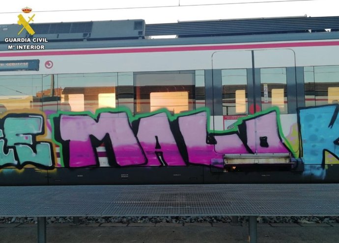 Agentes de la Guardia Civil detienen a un varón por pintadas o graffitis en la red ferroviaria desde el año 2021 en la Comunidad de Madrid y Comunidad de Castilla y León.