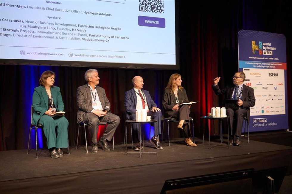 El jefe del Área de Proyectos Estratégicos, Innovación y Fondos Europeos de la APC, Fermín Rol, interviene en la World Hydrogen Week 2025