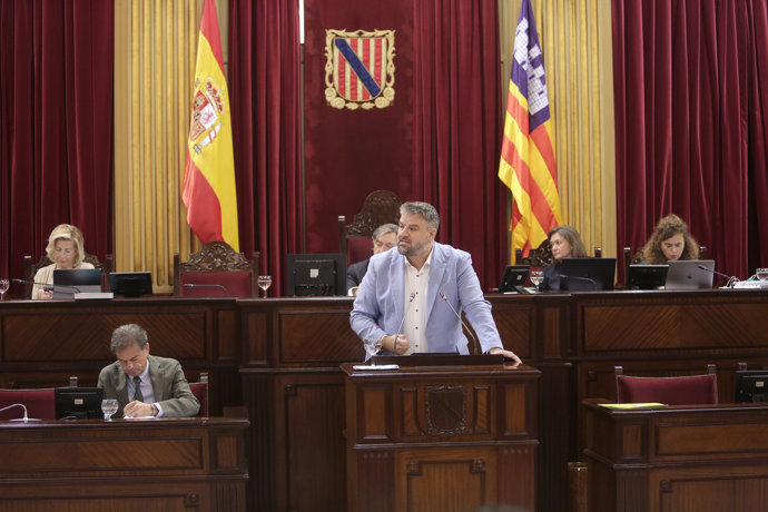 El coordinador de MÉS per Mallorca y candidato a la presidencia del Govern, Lluís Apesteguia, durante la segunda jornada del Debate de Política General, en el Parlament balear, a 8 de octubre de 2025, en Palma de Mallorca, Mallorca, Baleares (España).
