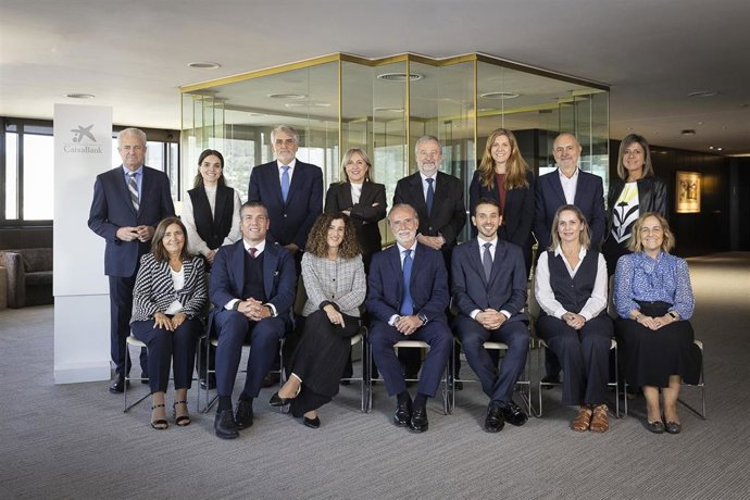 El presidente de CaixaBank, Tomás Muniesa, junto a los miembros del Comité Consultivo de accionistas.