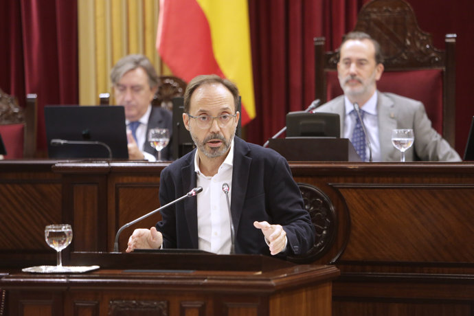 El portavoz de Més per Menorca, Josep Castells, durante la segunda jornada del Debate de Política General, en el Parlament balear, a 8 de octubre de 2025, en Palma de Mallorca, Mallorca, Baleares (España).