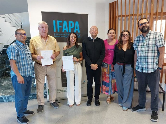 La presidenta del Instituto Andaluz de Investigación y Formación Agraria, Pesquera, Alimentaria y de la Producción Ecológica (Ifapa), Marta Bosquet, y el presidente de FABT, Jesús Juan González, tras firmar el acuerdo marco.