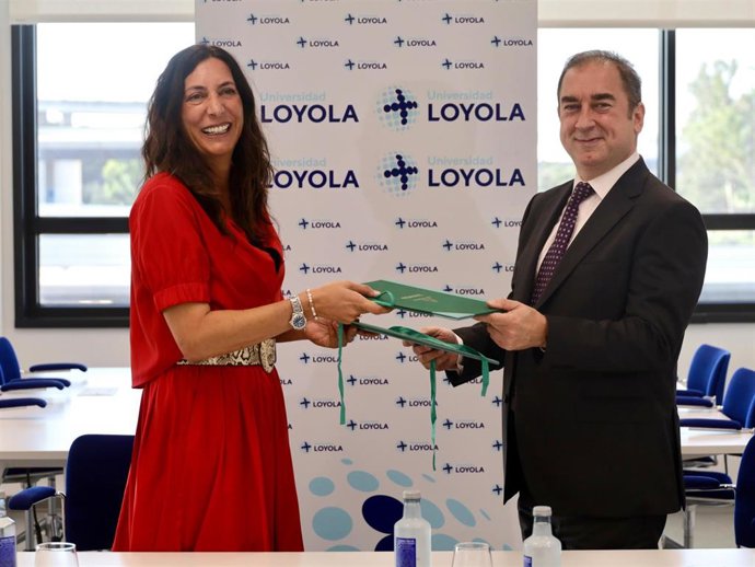 La titular de Inclusión Social, Loles López, y el rector de la Universidad Loyola, Fabio Gómez-Estern firman la adhesión de la Universidad Loyola al Pacto por la Conciliación y la Corresponsabilidad.