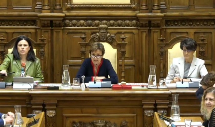 La alcaldesa de Gijón, Carmen Moriyón, preside el Pleno Municipal.