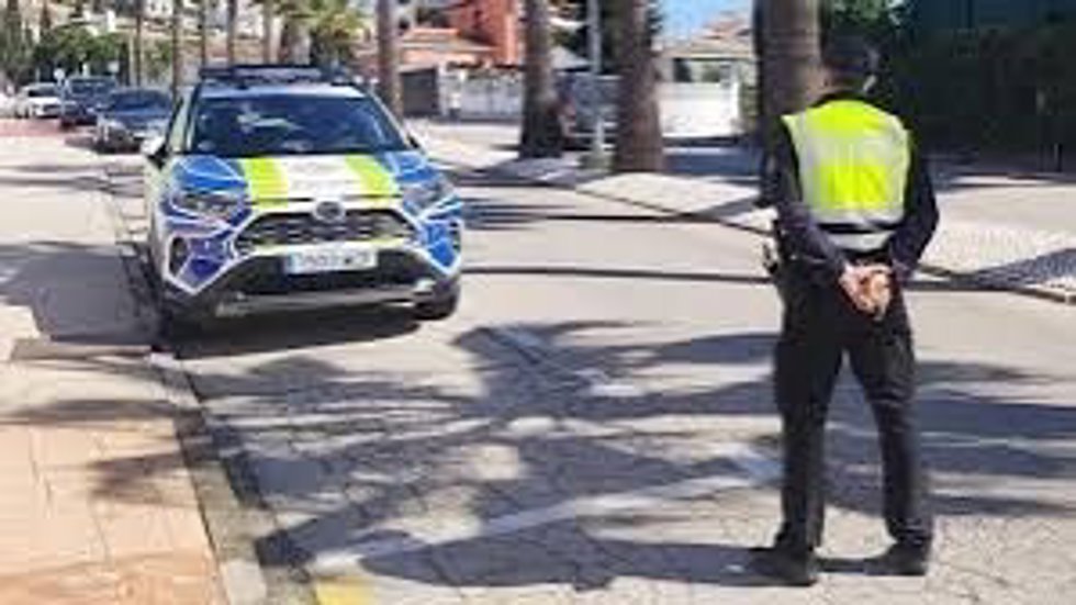 Agente y vehículo de la Policía Local de MIjas.