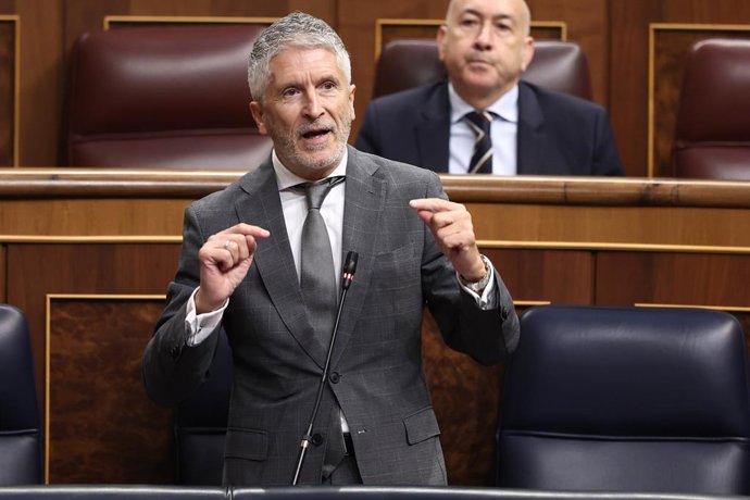 O ministro do Interior, Fernando Grande-Marlaska, fala durante uma sessão de Control al Gobierno, no Congresso dos Deputados, em 7 de outubro de 2025, em Madri (Espanha). A sessão plenária do Congresso vota hoje sobre o embargo de armas a Israel após o