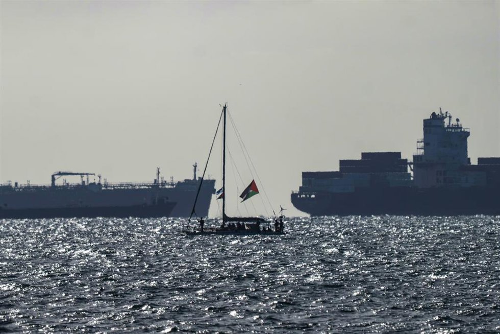 Uno de los barcos de la Global Sumud Flotilla llega escoltado por el Ejército israelí al puerto de Asdod