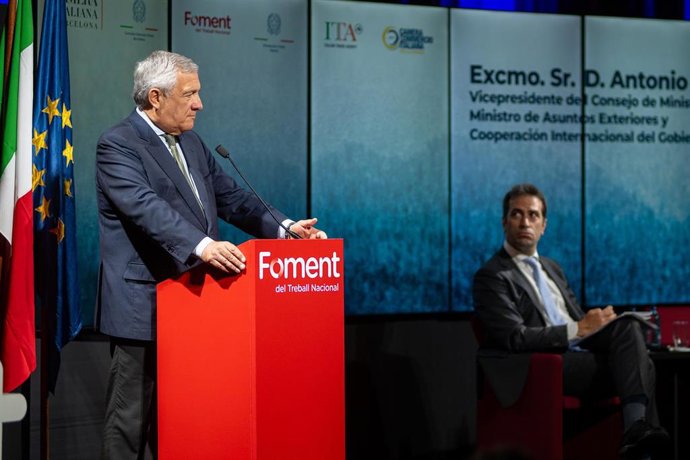Archivo - El ministro de exteriores de Italia, Antonio Tajani, interviene durante un coloquio en Barcelona
