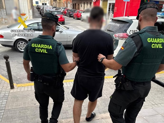 Detenido un joven acusado de 38 delitos de robo y daños en vehículos en la provincia de Alicante