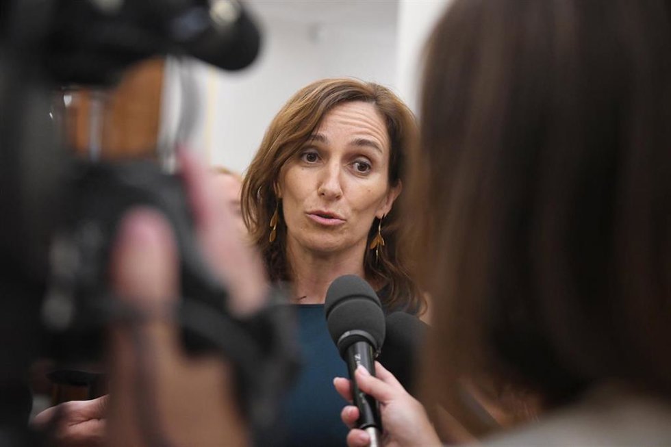 Archivo - La ministra de Sanidad, Mónica García, ofrece unas declaraciones a la prensa, a su salida de una sesión plenaria extraordinaria, en el Congreso de los Diputados, a 22 de julio de 2025, en Madrid (España).
