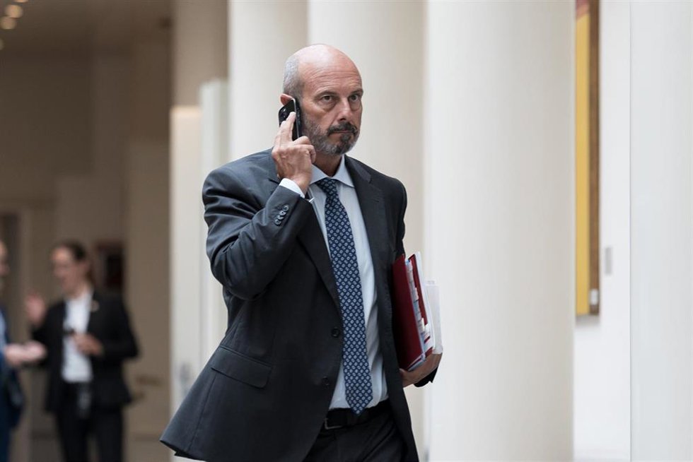 El presidente del Senado, Pedro Rollán, a su llegada a una sesión de control al Gobierno, en el Senado, a 30 de septiembre de 2025, en Madrid (España).