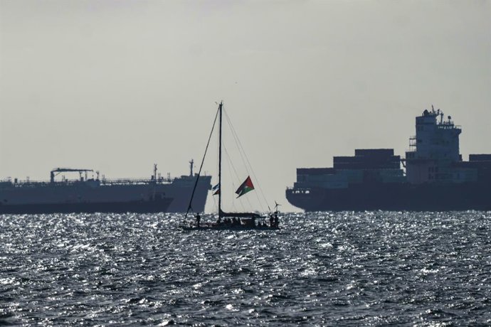 ARQUIVADO - 02 de outubro de 2025, Israel, Ashdod: Um navio da Flotilha Sumud entra no porto de Ashdod escoltado pela Marinha israelense. Antes de sua chegada à Faixa de Gaza, ativistas internacionais que embarcavam em navios cheios de ajuda humanitária p