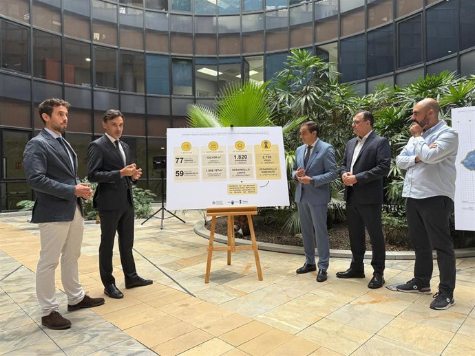 Jorge García Montoro, acompañado del presidente de la Federación de Municipios de Murcia, el presidente de Frecom, el profesor de la UPCT que ha elaborado el inventario, y el secretario general de la Consejería en la presentación del inventario de suelos