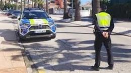 Oficial e veículo da Polícia Local de MIjas.