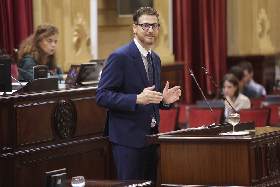 El portavoz del PP en el Parlament balear, Sebasti Sagreras, durante la segunda jornada del Debate de Política General, en el Parlament balear, a 8 de octubre de 2025, en Palma de Mallorca, Mallorca, Baleares (España).