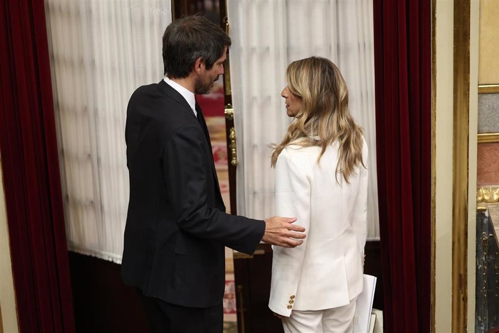 El ministro de Cultura, Ernest Urtasun, y la vicepresidenta segunda y ministra de Trabajo y Economía Social, Yolanda Díaz, durante una sesión de Control al Gobierno, en el Congreso de los Diputados, a 7 de octubre de 2025, en Madrid (España). 