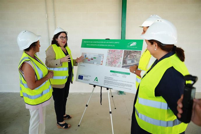 La consejera de Sostenibilidad y Medio Ambiente, Catalina García (i) durante la presentación de la nueva campaña del reciclaje.