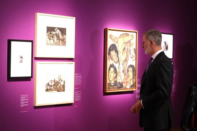 Su Majestad El Rey de España contempla dos de los Grabados del Museo Goya, Disparate matrimonial y Disparate de carnaval.
